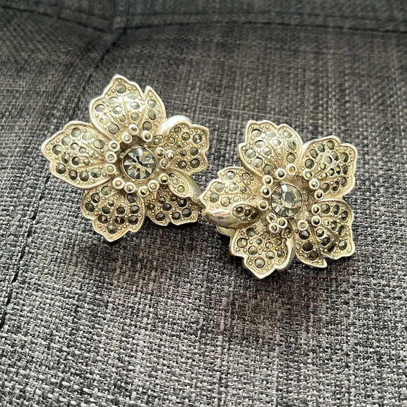 Gorgeous Silver Marcasite Floral Clip Earrings - Picture 2 of 16